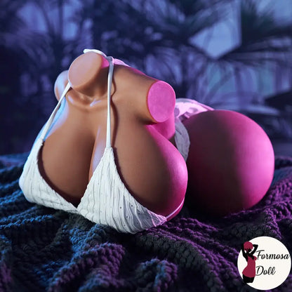 Tan Big Lucy 10,88kg (23,99lbs) - Bambola del Sesso con Torace Esotico, Pelle Abbronzata e Penetrazione del Capezzolo